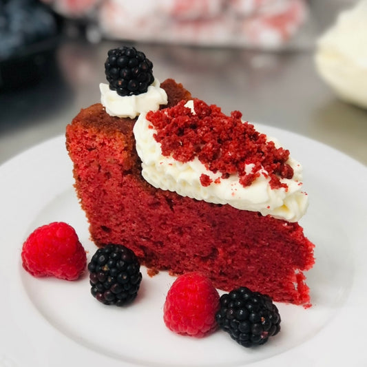 Pool Cake - Red Velvet e mousse de lima, decorado com frutos vermelhos