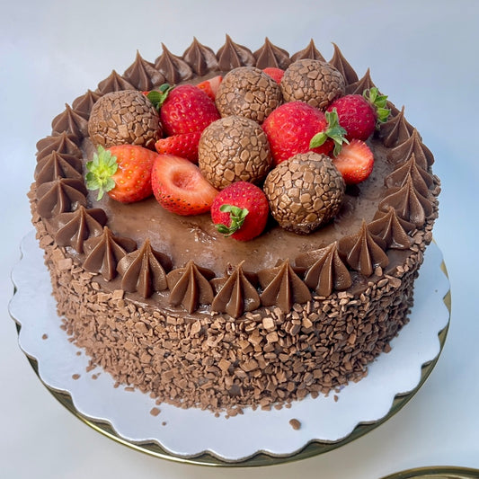 Bolo de Chocolate com Brigadeiro + Frutos Vermelhos