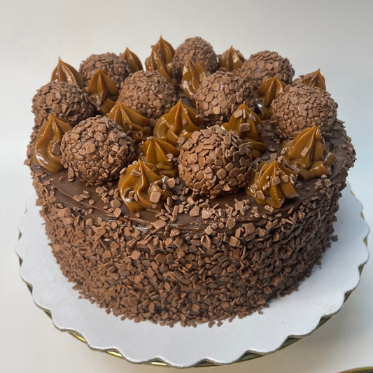 Bolo de Chocolate com Brigadeiro & topping de Brigadeiros e Doce de leite.