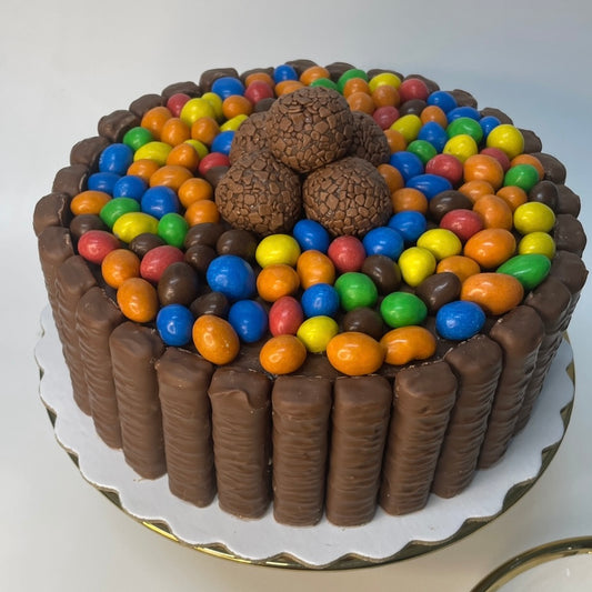 Bolo de Chocolate com Brigadeiro e cobertura de Twix & topping de Brigadeiros e M&Ms.