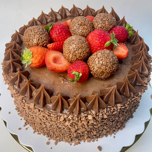 Bolo de Chocolate com Brigadeiro + Frutos Vermelhos