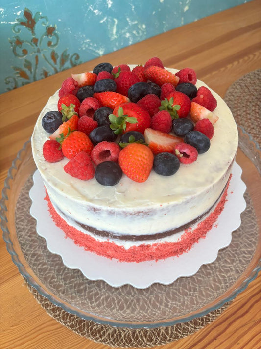 Bolo de Red Velvet com Brigadeiro de Cream Cheese & topping Frutos Vermelhos