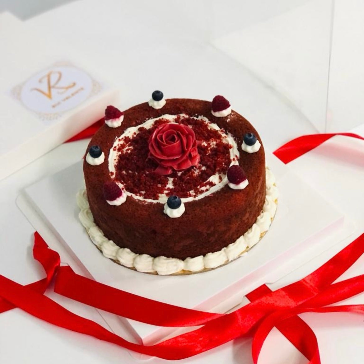 Pool Cake com rosa em caixa especial de prenda para a Mãe