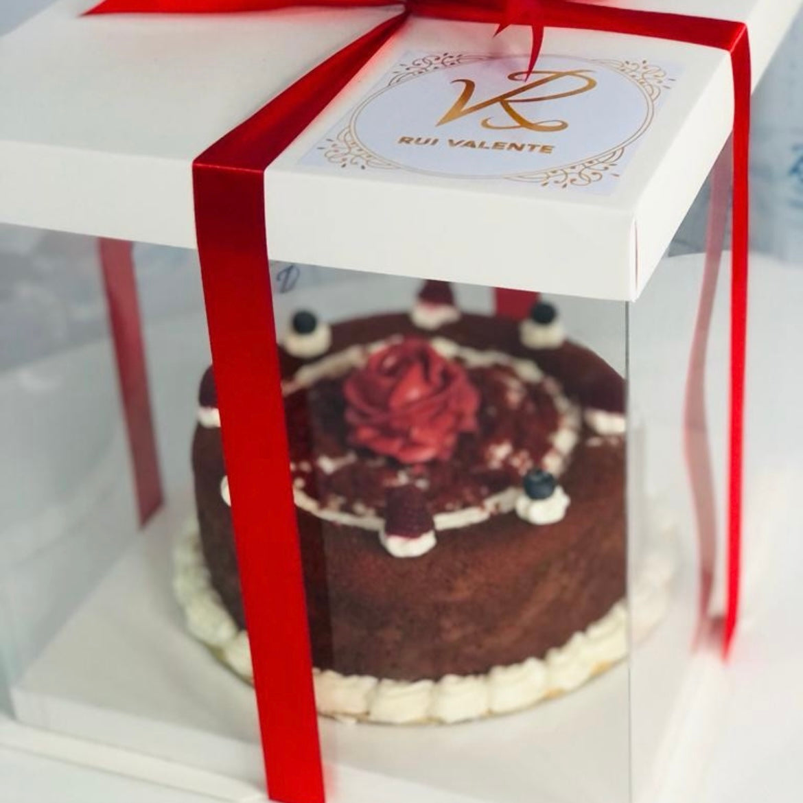 Pool Cake com rosa em caixa especial de prenda para a Mãe